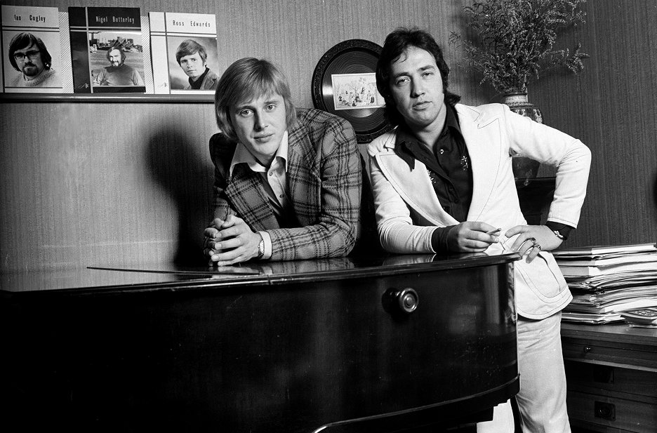 AC/DC - Forever Young (2022) | ČSFD.cz