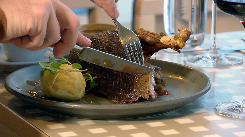 Das Geschäft mit dem MartiniGansl (2022) ČSFD.cz