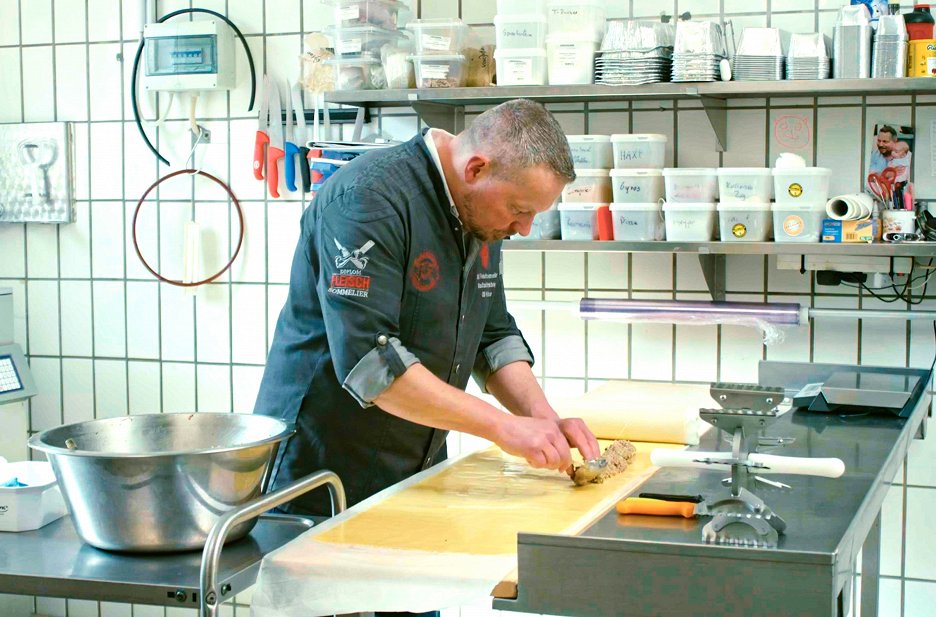 Handwerkskunst! Wie man Maultaschen macht (S13E32) (2023) ČSFD.cz