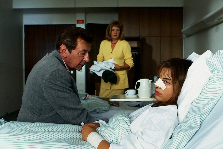 Alle meine Töchter - Tante Mathilde greift ein (S02E10) (1996) | ČSFD.cz