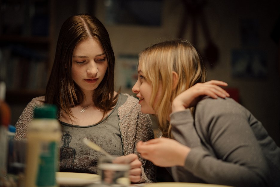 Holly (2023) ČSFD.cz
