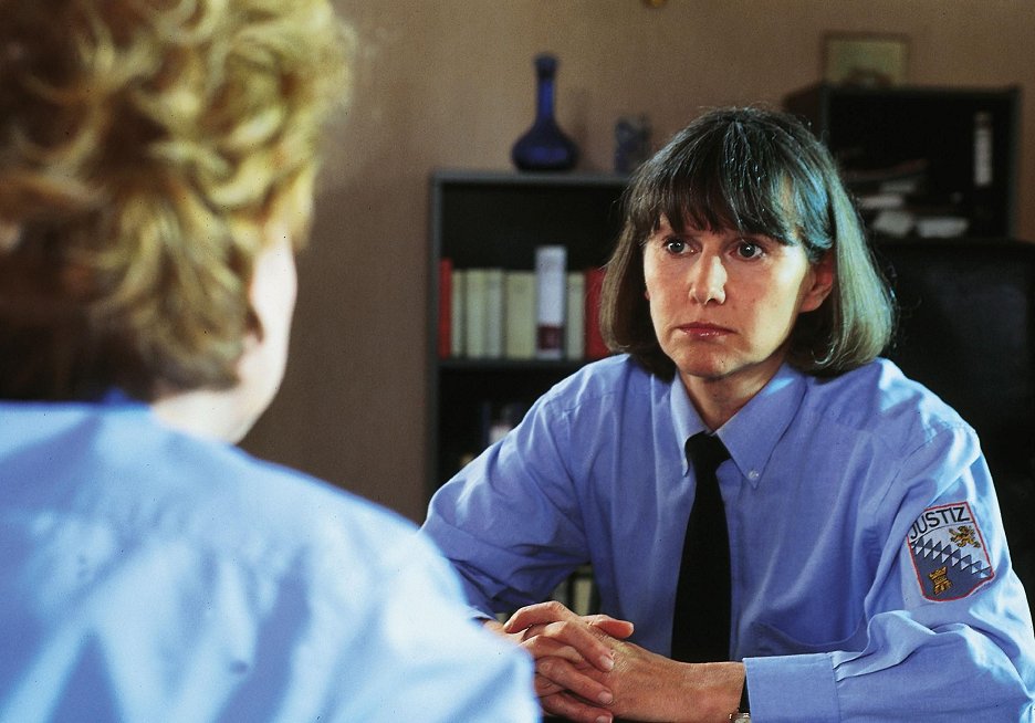 Hinter Gittern - Der Frauenknast - Neue Wege (S02E13) (1998) | ČSFD.cz