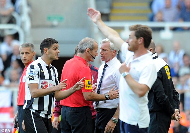 Pardew hrál se svými asistenty tichou poštu, přesto jeho Newcastle porazil Tottenham