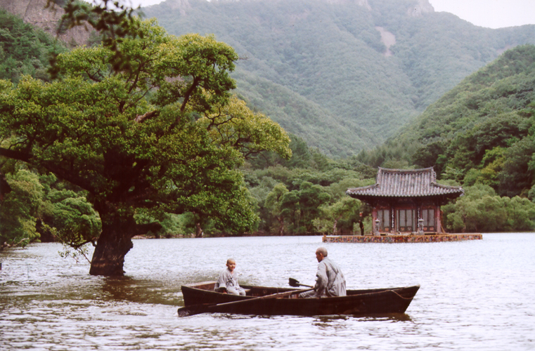 봄 여름 가을 겨울 그리고 봄 (Bom yeoreum gaeul gyeoul geurigo bom; Spring, summer, fall, winter... and spring; Jaro, léto, podzim zima... a jaro) 2003