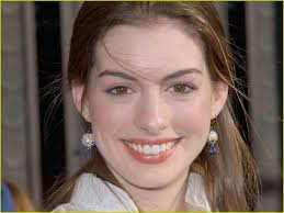Usměvavá Anne Hathaway