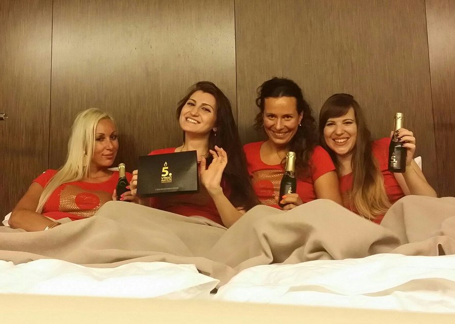 Partylite conference - 4 girls 1 bed