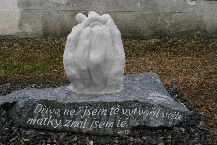 V České Třebové byl odhalen pomník Nenarozeným dětem