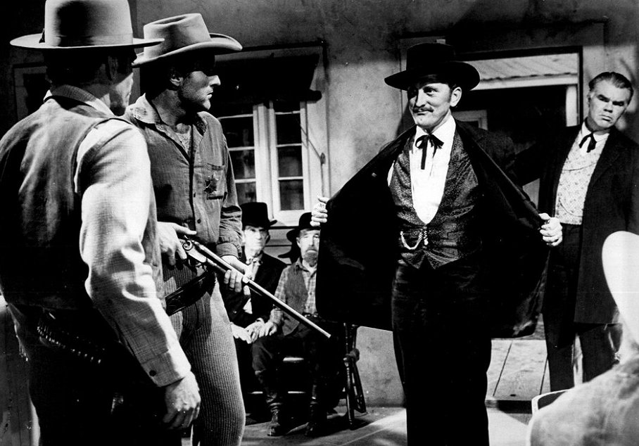 Kirk Douglas vo filme GUNFIGHT AT THE O.K. CORRAL (1957).